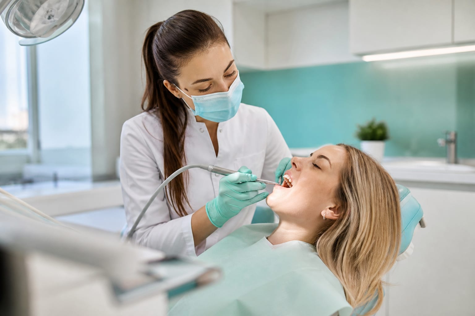 Dentista realizando una limpieza dental profesional