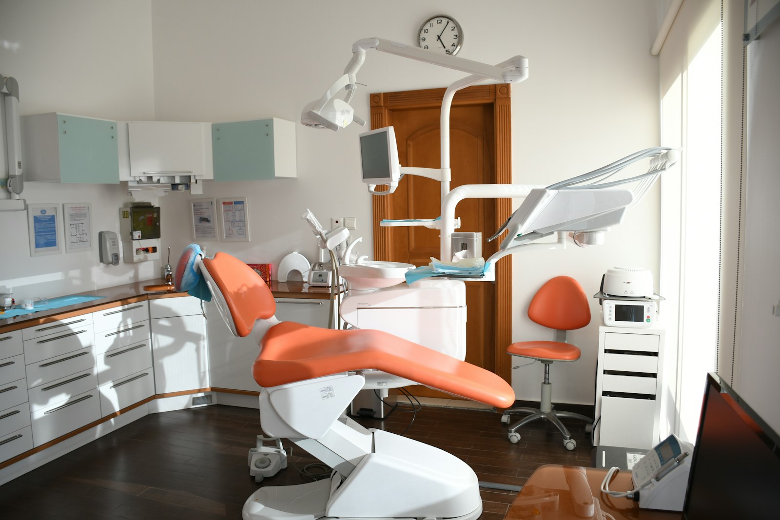 Sonrisa saludable con atención dental premium
