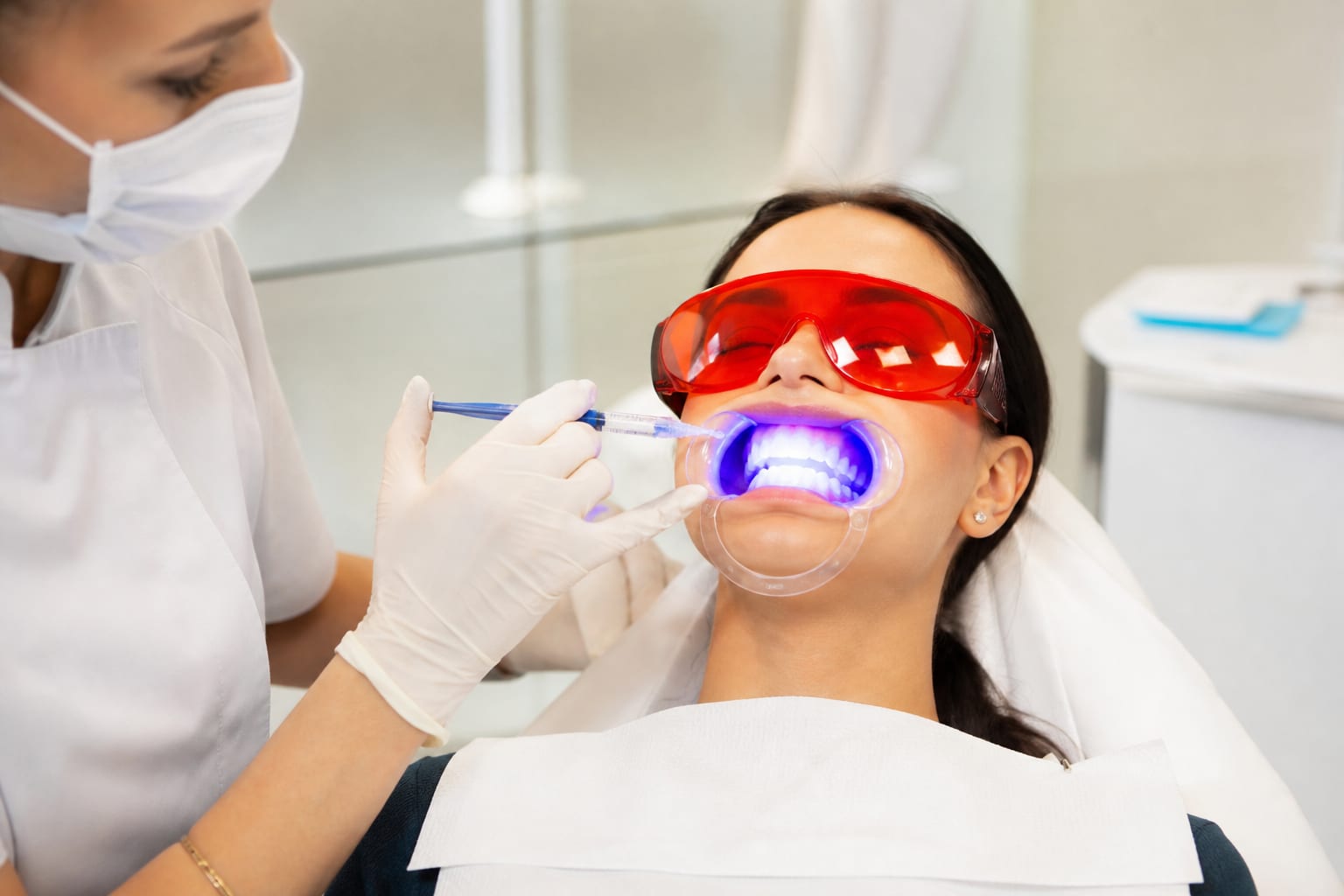 Proceso de blanqueamiento dental en clínica